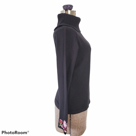 Black knit turtleneck with floral embroidery size medium - Picture 4 of 12